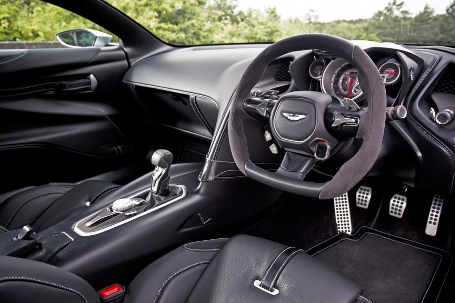 Интерьер Aston Martin DB10 2015 года  (фото 3 из 35)